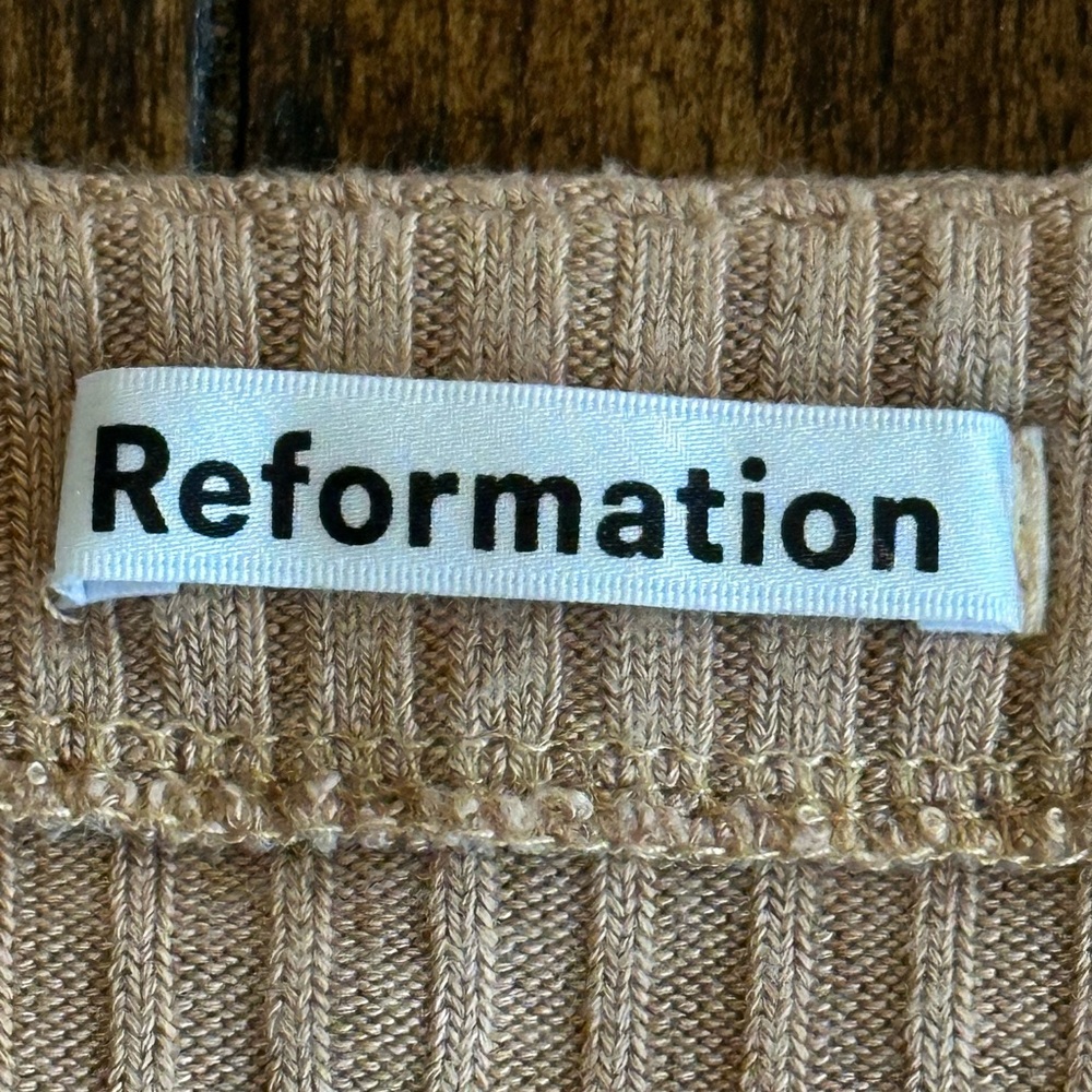 Reformation | Gellar Slim Fit Ribbed Button Front V-Neck Top, Size L - Picture 4 of 9